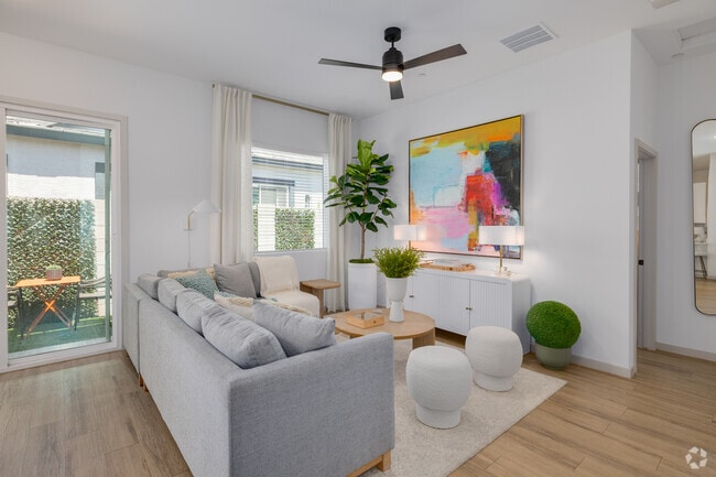 2BR, 2BA - 1,012SF - Living Room