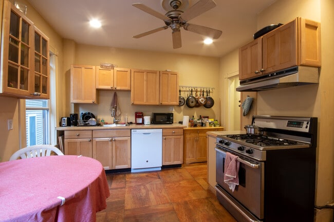 Building Photo - 142 Calumet St Unit 2