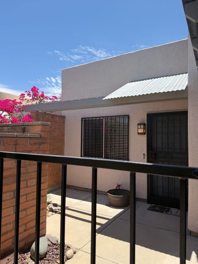 Photo - 2825 N Adelaide Pl