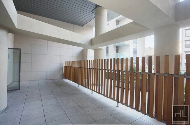 Photo - Wow! Entertainers Dream! Spacious 1 bedroo... Unidad 2E