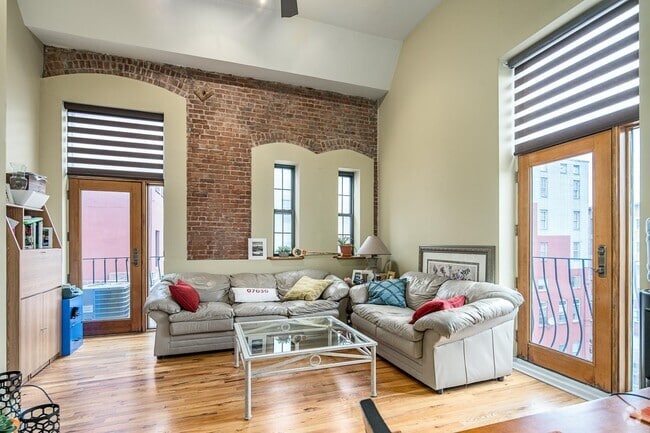 Building Photo - 1015 Grand St Unit 4G Rental