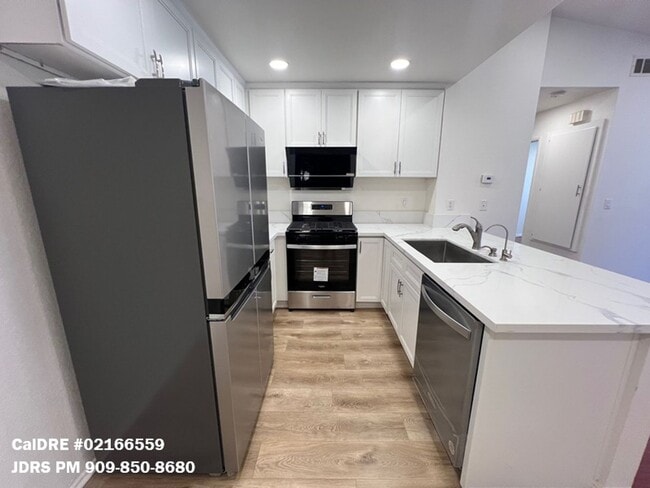 Photo - Price Lowered! Second Floor Ontario 2 Bedr...
