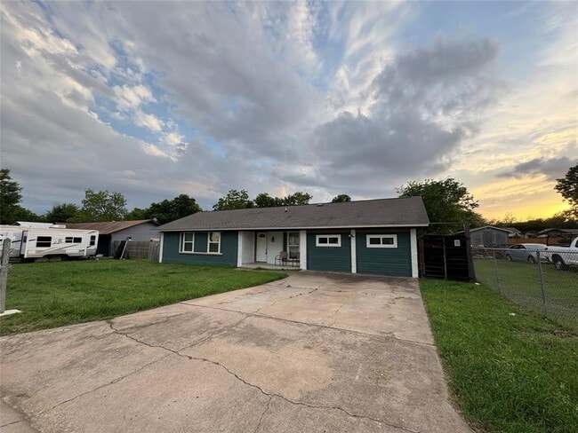 Building Photo - 3520 Roanoke Dr