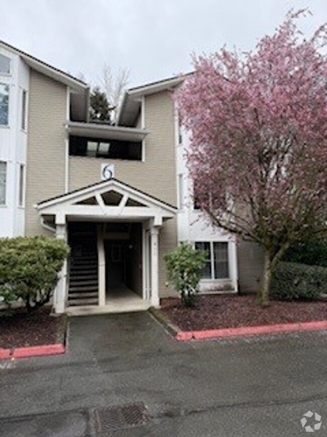 Building Photo - 2 bedroom 2 bath First Floor Condo w/1 Car... Unit 6-104 Everett