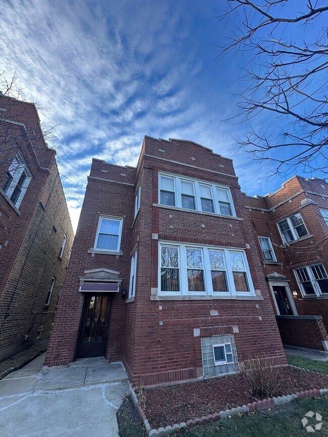 Building Photo - 5321 W Montrose Ave Rental