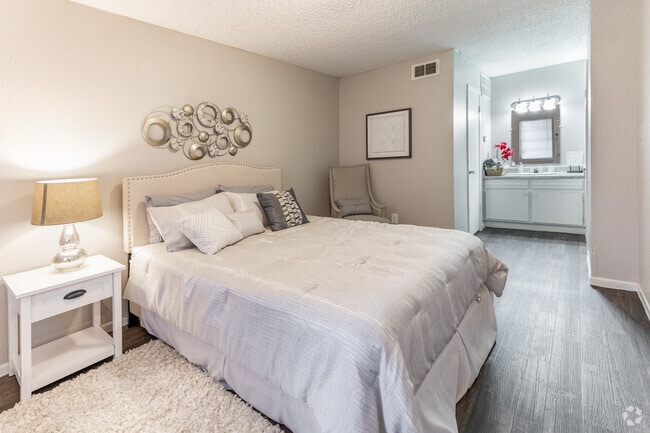1 BR, 1 BA - 695SF