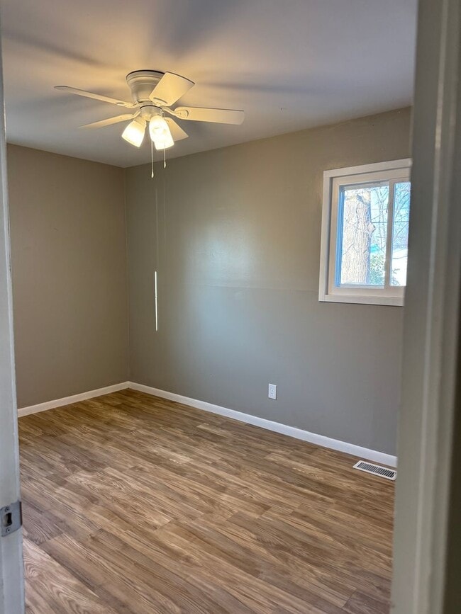 Photo - 4br 2bth large sun room and big fenced in backyard