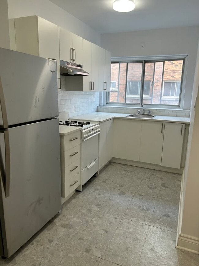 Building Photo - 5805 Chem. de la Côte St Luc Unit 4