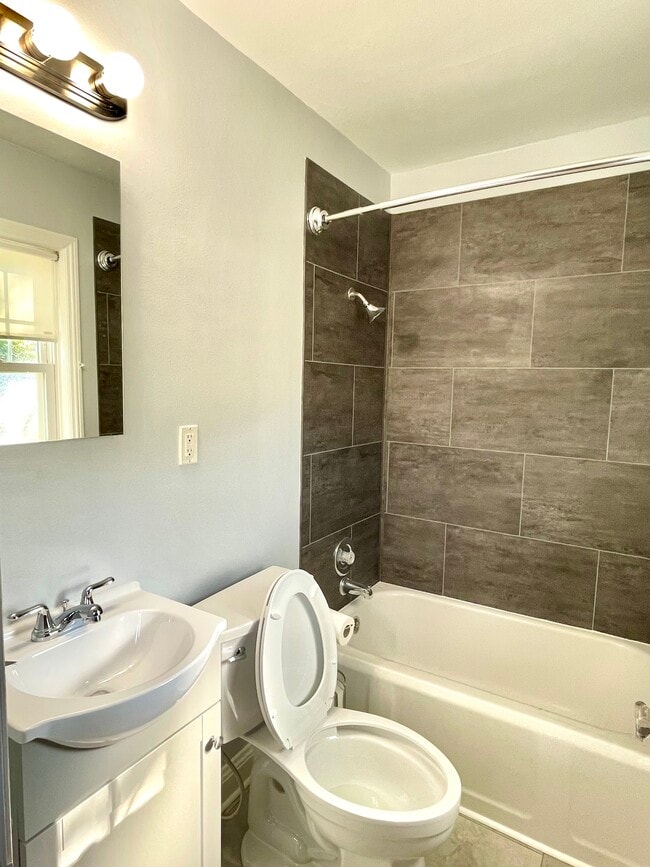 Photo - 715 S 110th St
