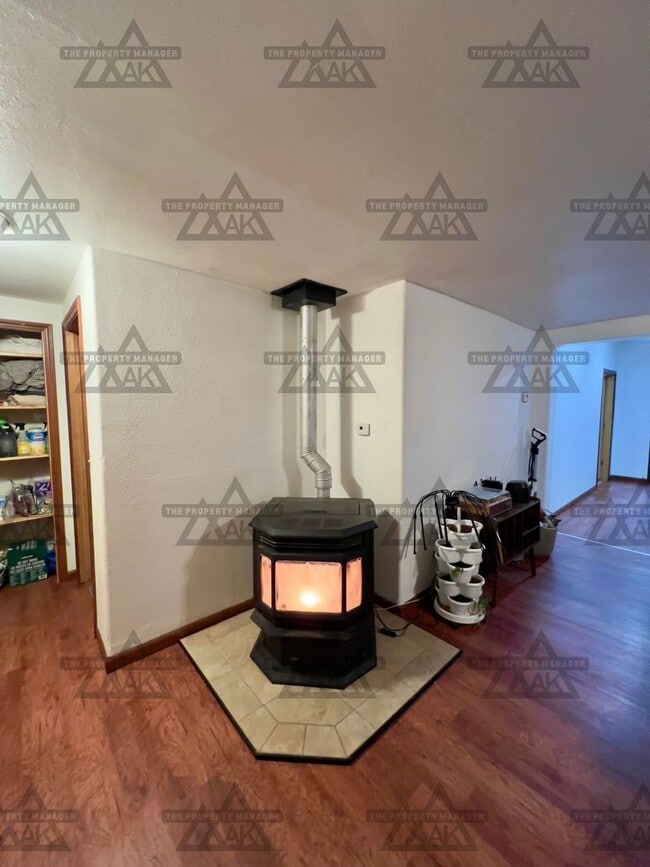 Photo - Charming Pet-Friendly 3-Bedroom Home with Garage & Wood Stove – North Pole