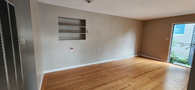 Sala de estar con estanterías empotradas - 2421 Damuth St Unidad 2