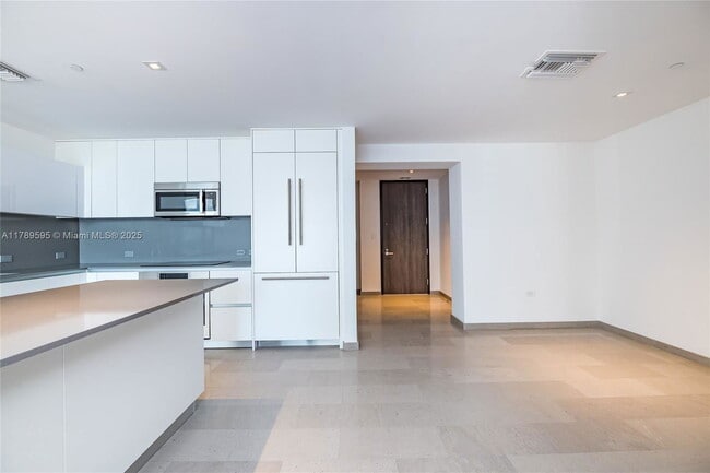 Building Photo - 88 SW 7th St Unit 1004