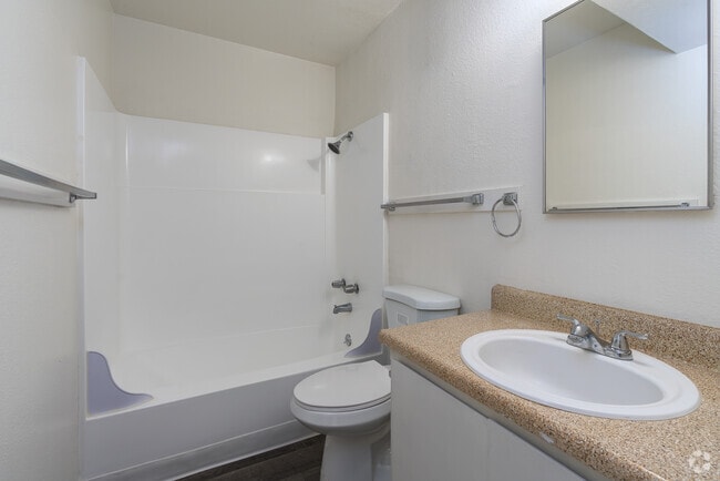 2BR, 1BA - 760SF - Bathroom