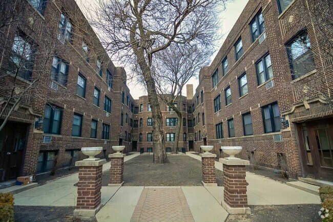 Building Photo - 753 W Addison St Rental
