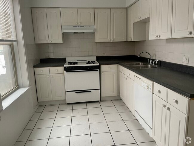 Building Photo - 551 Elmwood Ave Unit 04-3 Rental