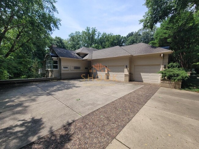 Photo - STUNNING LUXURY HOME - EVERYTHING YOU NEED - SHORT-TERM AND FURNISHED OPTIONS AVAILABLE