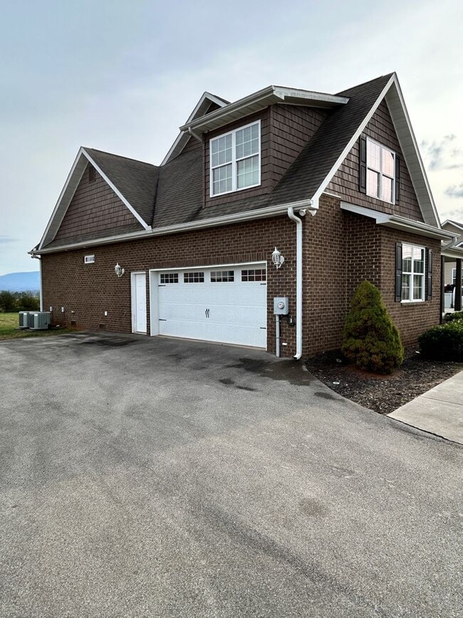 Photo - 310 Oak Vista Dr