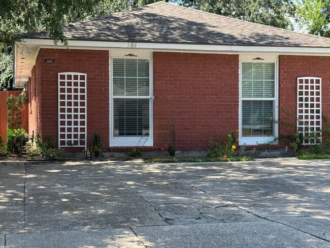 Building Photo - Great 2 Bedroom Lease near LSU Rental