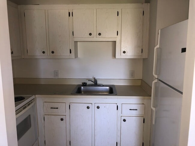 Building Photo - 2 bed 1 bath Rental
