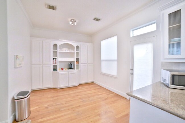 Photo - 2410 Dorrington St Unidad C