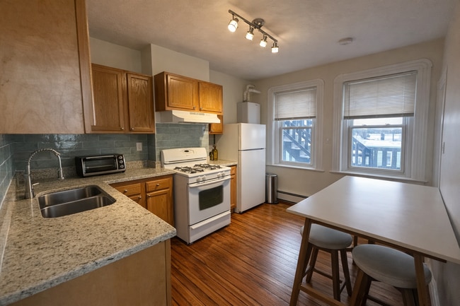Building Photo - Don't miss out on this amazing deal!