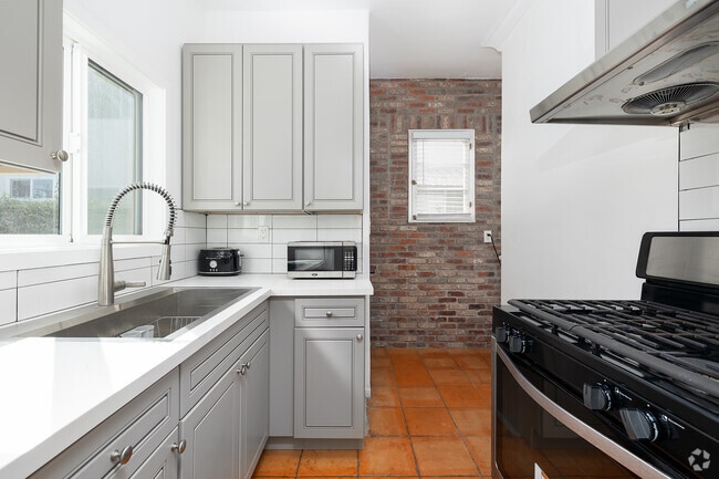 2BR, 1.5BA - 675SF - Kitchen