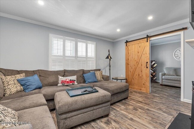 Photo - 114 Wellington Pl