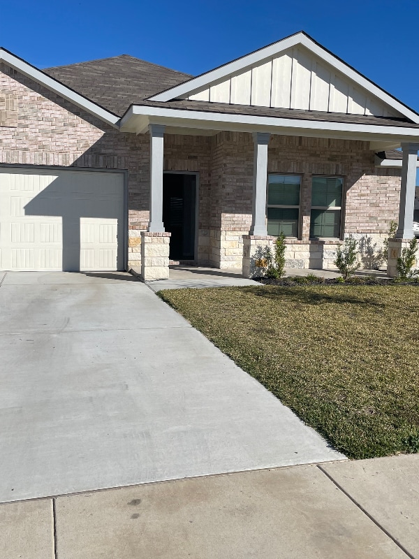 Building Photo - 1700 Robinson Dr