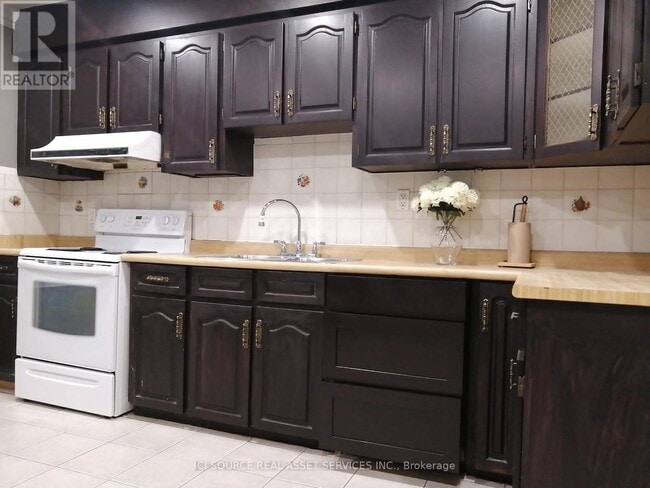 Photo - 574 Dovercourt Rd