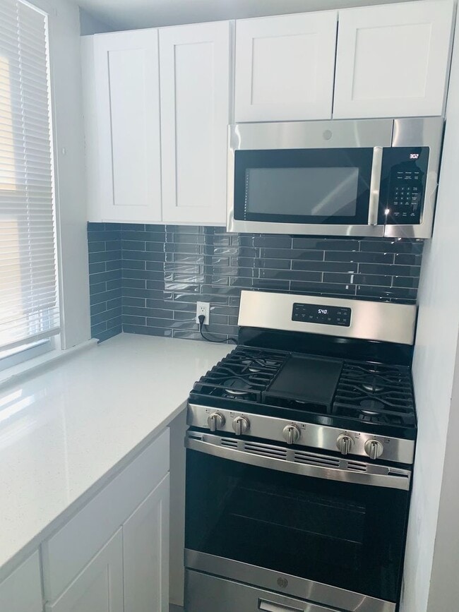 Building Photo - 30 Rowe St Unit 3rd Fl Rental