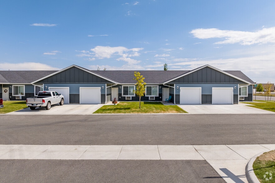 FREE attached garage & driveway