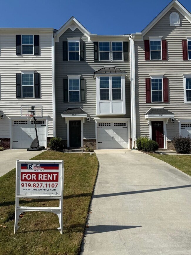 Building Photo - Amazing 3 Bedroom Townhome in North East R...