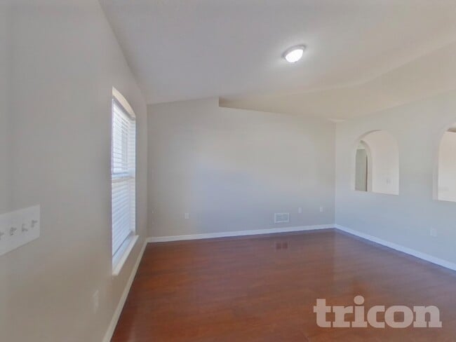 Photo - 970 Cambridge Ct