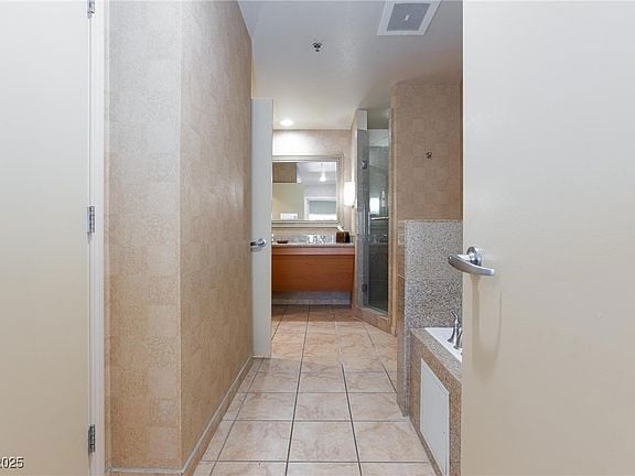 Building Photo - 211 E Flamingo Rd Unit 1