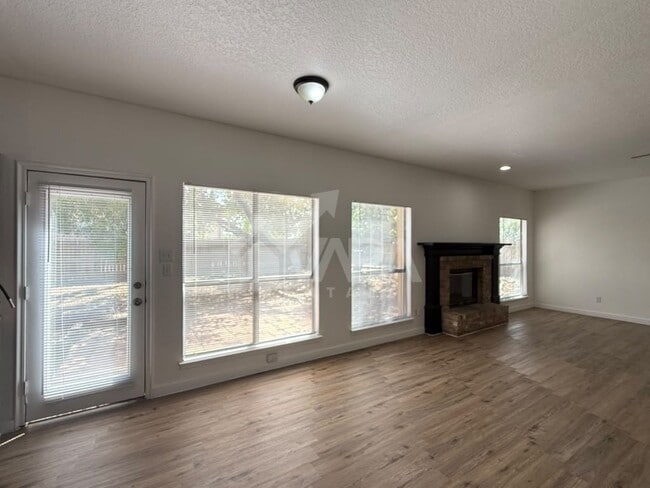 Photo - 918 Spring Knoll