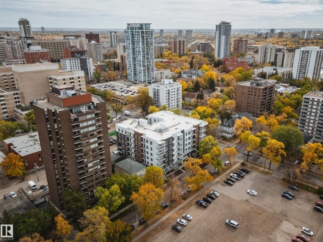 Photo - 10015-10113 113 St