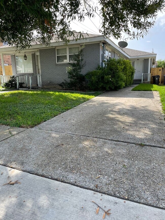 Building Photo - 2BD/1BA in Lakeview, with Driveway and Private Backyard