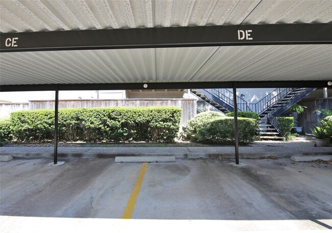 Building Photo - 5711 Sugar Hill Dr Unit 95