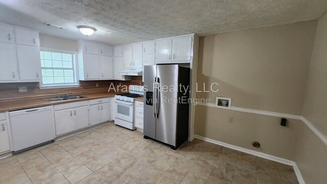 Photo - 1050 Greendale Ln