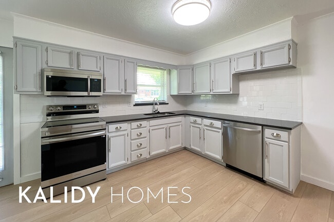 Photo - 305 W Coe Dr