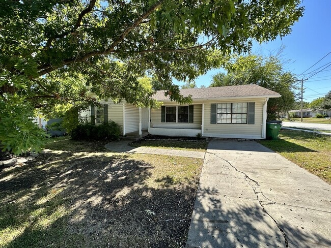 Building Photo - 3211 Poplar St