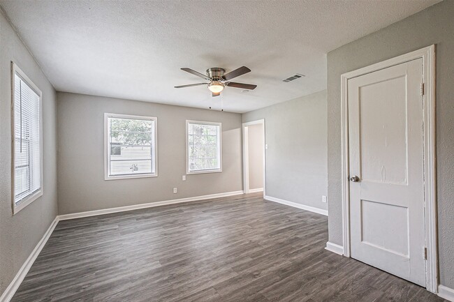 Building Photo - 1539 Pleasantville Dr