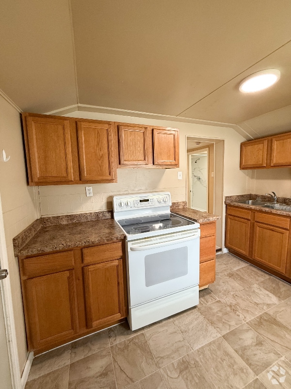 Building Photo - 215 Miles Ave Rental