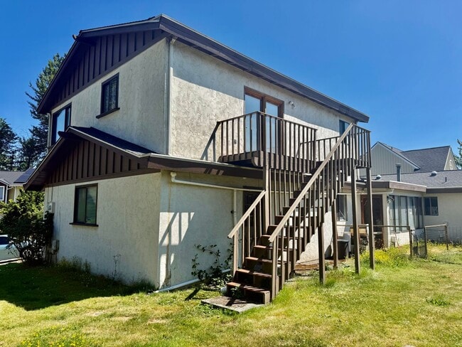 Building Photo - Charming 1 bed, 1 bath Top Floor Duplex Lynnwood/ $1800mo.