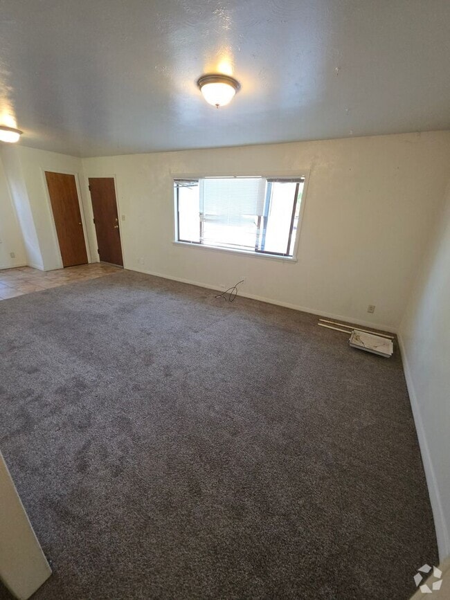 Building Photo - 1355 Elm Ave Unit A Rental