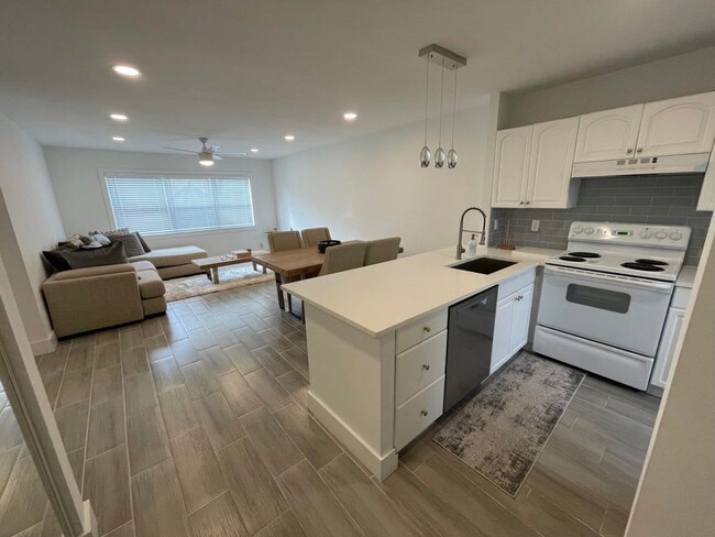 Building Photo - 440 SE 2nd Ave Unit C1 Rental