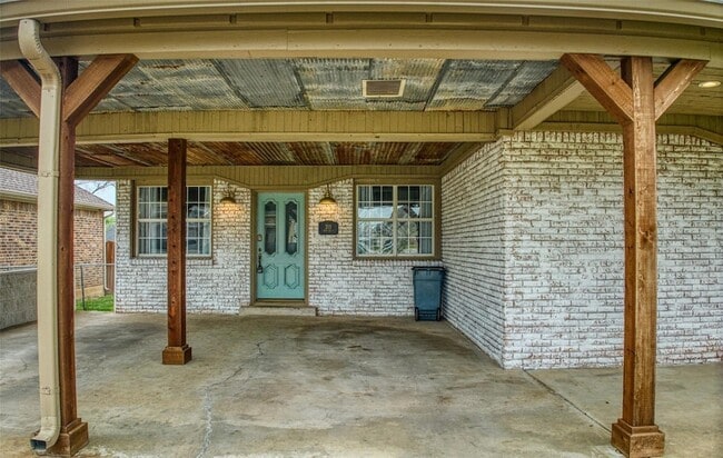 Photo - 315 E Avenue F House