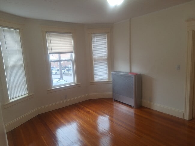 Photo - 2 Meader Rd Unit 1 b.r. apartment Everett