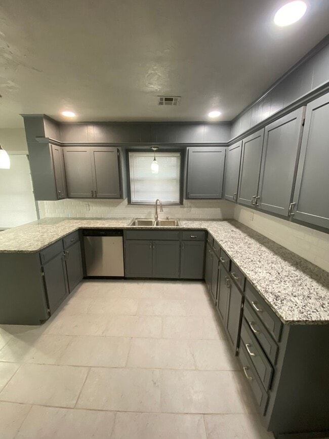 Photo - 10714 E 27th St S