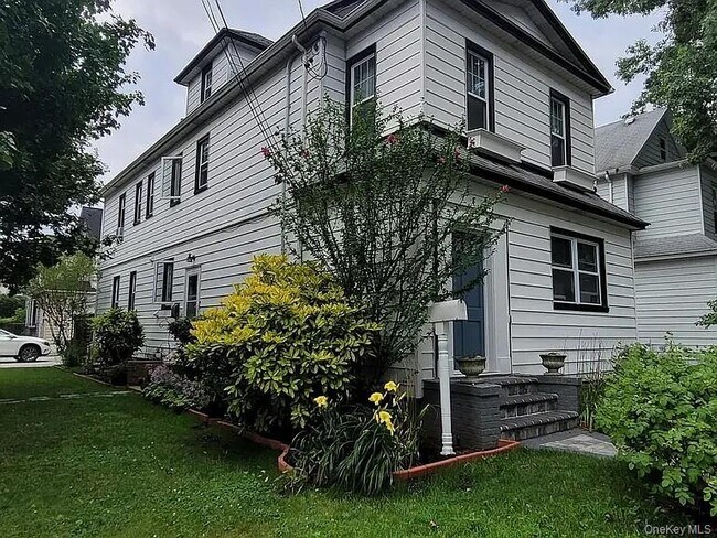 Building Photo - 182 Lowell Ave Unit upper